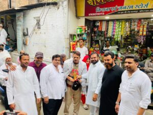 अखाड़ों के उस्तादों और पुलिस प्रशासन का साफा बांधकर व शील्ड देकर सम्मान किया